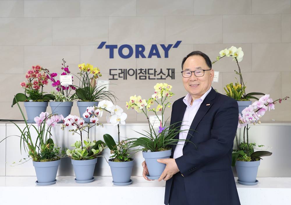 Lee Young-kwan, chairman of TAK joined the relay to help flower farmers.