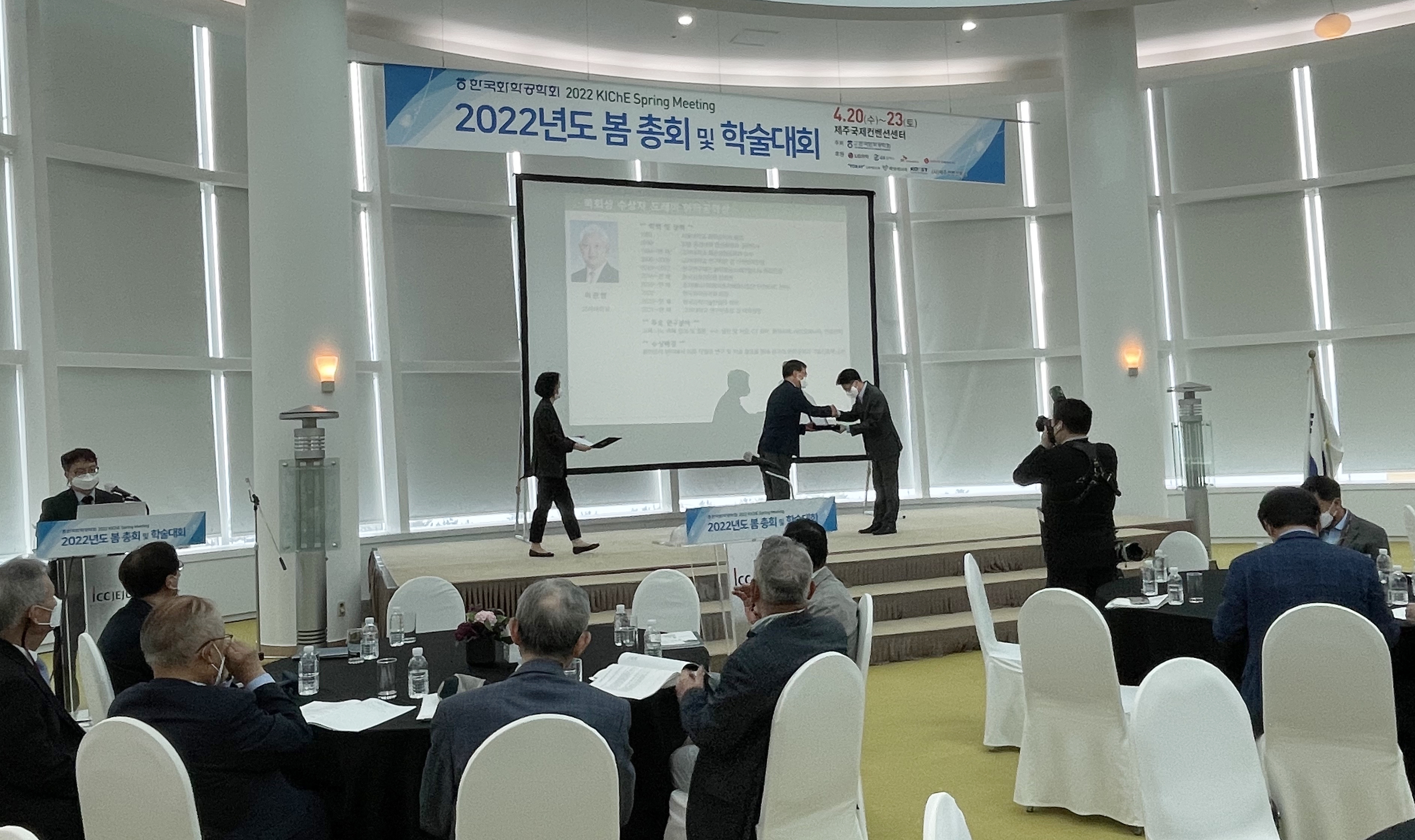 Professor Lee Kwan-young of the 2022 Toray Chemical Engineering Award was recognized for his contribution to the development of catalytic reaction engineering