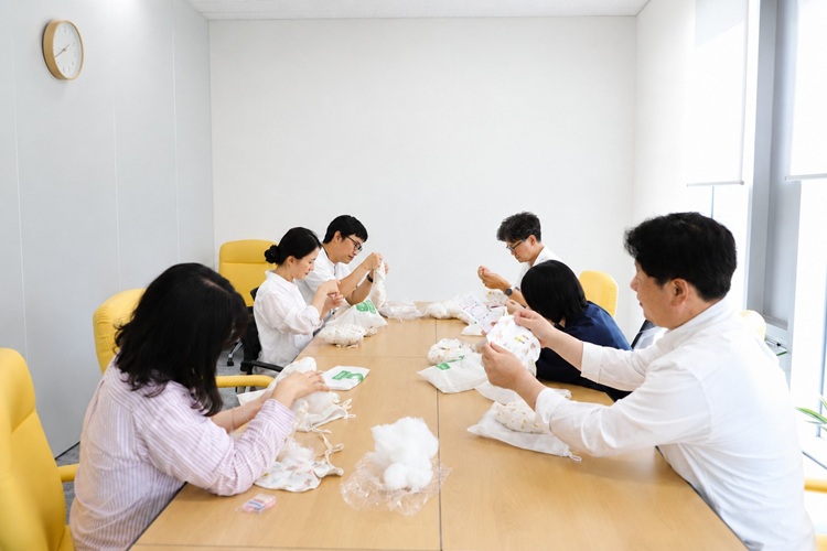 도레이첨단소재, 임직원과 자녀가 함께 만든 ‘이른둥이 안전 KIT’ 기부